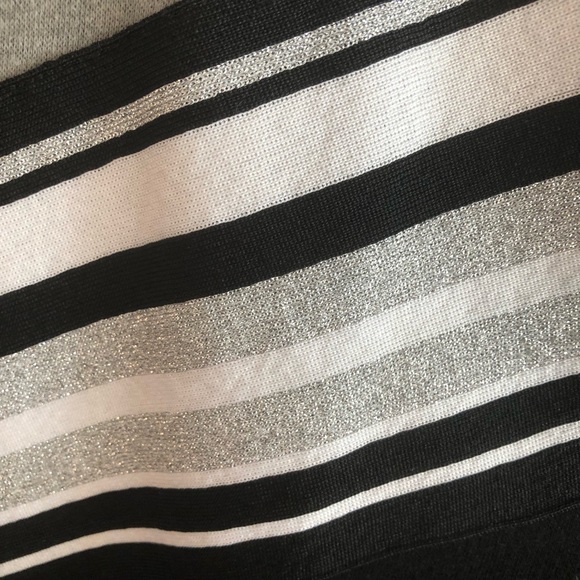 PINK Victoria’s Secret Gray Black Split White Chevron Crewneck Size L - Picture 4 of 4